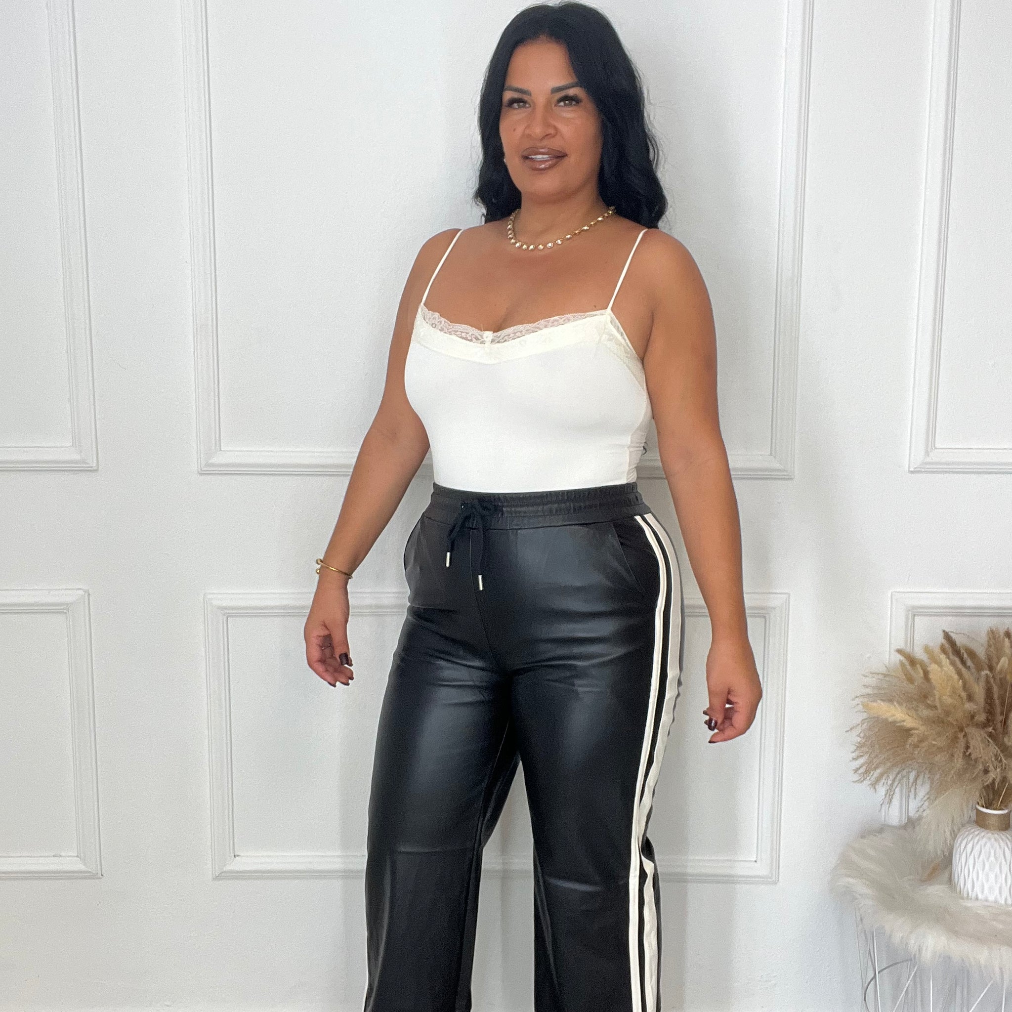Pantalón polipiel raya