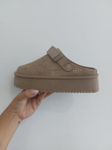 Clogs camel