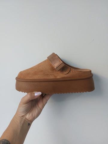 Clogs camel